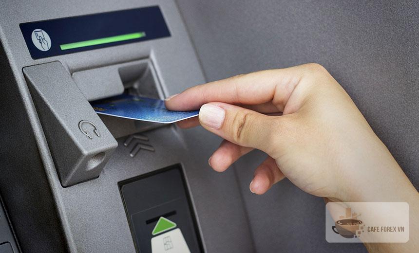 Cách đưa thẻ đúng cách của các Ngân hàng khác nhau khi rút tiền tại cây ATM