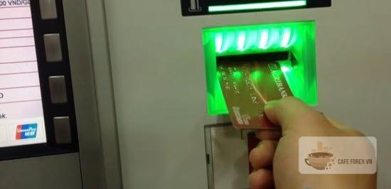Hướng dẫn cách đút thẻ ATM ngân hàng sao cho đúng 