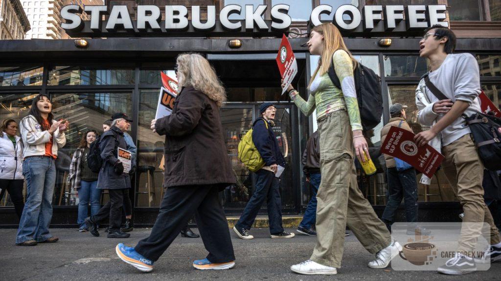 “Ngày cốc đỏ” của Starbucks thiếu nhân viên